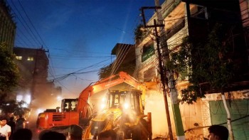 मुख्य नालामाथी बनेको क्लासिक होटल र कर्पोरेट बैंक भवन हटाउन ५ वटा डोजर लगाइयो